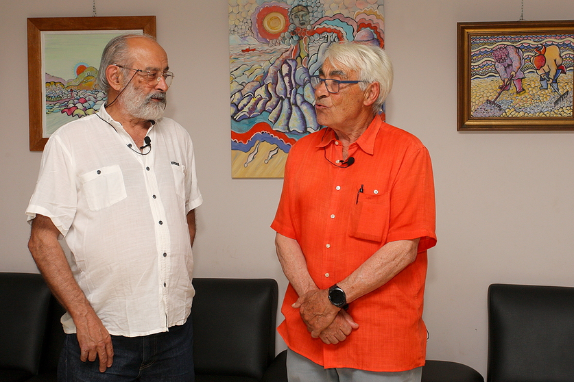 Paco Hernández, presidente de La Cultural, junto al pintor y escultor Manuel Chapela, en la inauguración de la exposición "El Mar y su Gente" en Sanxenxo.