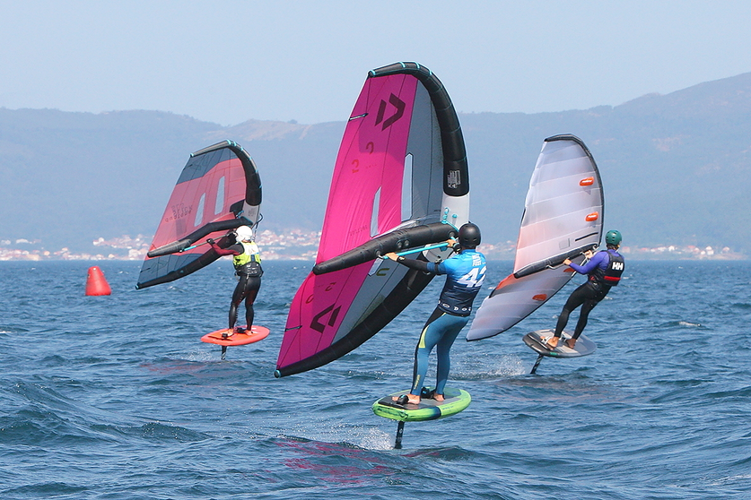 Volando sobre las olas. El wingfoil transforma el mar en una pista de juego. J. CABALLERO.