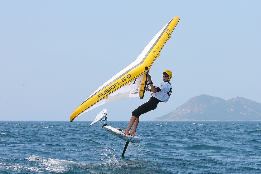 Platon Kuzmenko, flamante campeón del primer Campeonato Gallego de Wingfoil.
