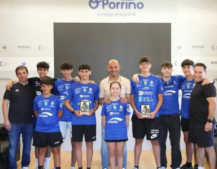 Honra para O Porriño: Os campións galegos de tenis de mesa, Brais Díaz e Xabi Fernández, xunto ao alcalde Alejandro Lorenzo.