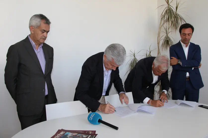 O Presidente da Câmara Municipal de Arcos de Valdevez, Olegário Gonçalves, e o Provedor da Santa Casa da Misericórdia de Arcos de Valdevez formalizam o acordo de colaboração que trará novos serviços ao Hospital de S. José.