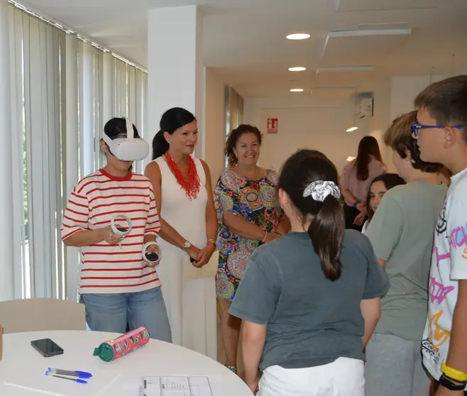 La alcaldesa Nidia Arévalo comparte un momento con los jóvenes participantes del campamento digital CRI.TIC en la Biblioteca Municipal de Mos.