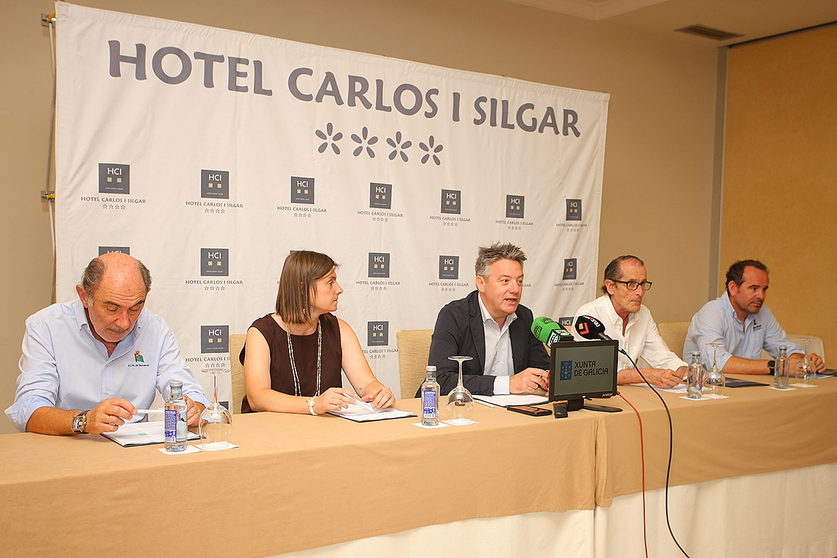 De izquierda a derecha: Modesto Prieto (directivo del Real Club Náutico de Sanxenxo), Paula Martínez (alcaldesa en funciones de Sanxenxo), Leonardo López (director del Hotel Carlos I Silgar), Fernando Casas (delegado de vela del Real Club Náutico de Sanxenxo) y Jesús Quintáns (gerente de Nauta Sanxenxo), durante la presentación del XXVI Trofeo Hotel Carlos I Silgar.