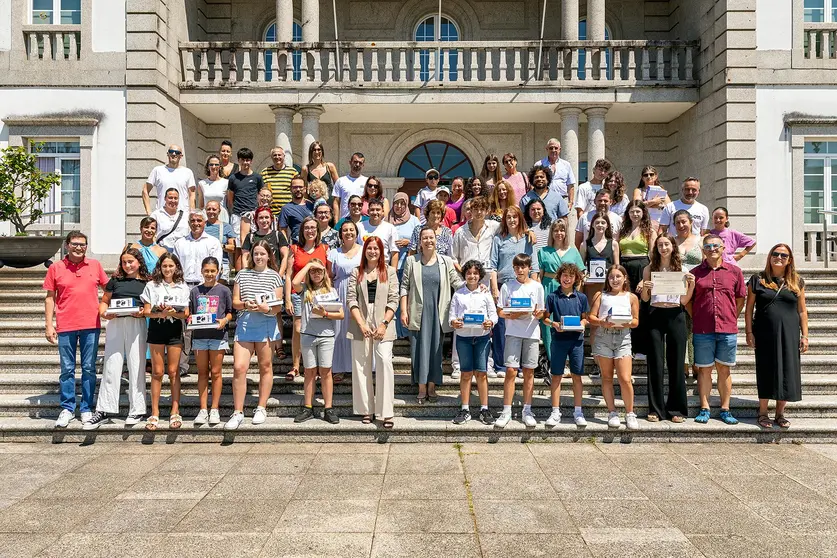 O futuro de Salvaterra de Miño en boas mans: Alumnos premiados, profesorado e autoridades municipais celebran o esforzo e a excelencia educativa.