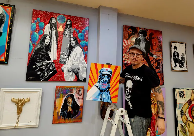 Creatividade e crítica social na rúa: Jack Adriano posa fronte á súa obra, exposta nas Galerías Durán.