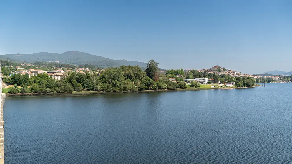 Panorámica de Tui desde el Miño.