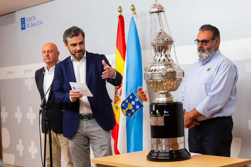 El vicepresidente de la Xunta junto al codiciado Trofeo Presidente de la Xunta de Vela en Ares.