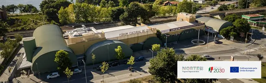 Vista aérea do Museu Bienal de Cerveira, onde a arte contemporânea se encontra com a paisagem, agora modernizado e pronto para novas experiências.