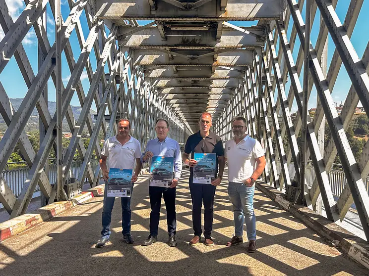 Autoridades de Tui y Valença presentan el IV Encontro Ibérico Audi en el histórico puente internacional que une ambas ciudades.
