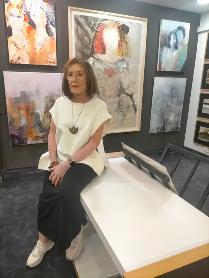 Ángeles Jorreto frente a su lienzo, una pieza que forma parte de la exposición #artVIGO en las Galerías Durán.