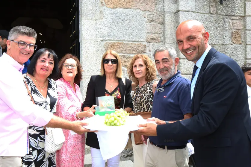O alcalde, Alejandro Lorenzo, puxo en valor esta tradición tan singular destacando que “a puxa do 
racimo de San Bieito é un símbolo da nosa identidade como pobo. É un momento de festa, si, pero 
tamén de solidariedade".