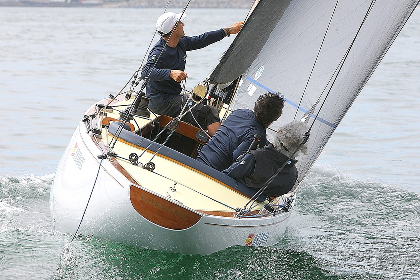 El Bribón, con el Rey Don Juan Carlos siguiendo la regata, compitiendo en la Regata Hotel Carlos I Silgar en la Ría de Pontevedra.