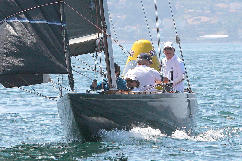 El Alibaba, siempre competitivo: El 6 Metros de Miguel Lago demostrando su destreza en las aguas de Sanxenxo.
