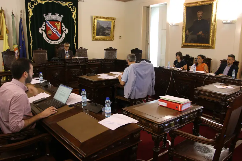 O coração da gestão municipal: Uma vista geral do salão de sessões da Câmara, onde se tomam as decisões que moldam o futuro de Arcos de Valdevez.