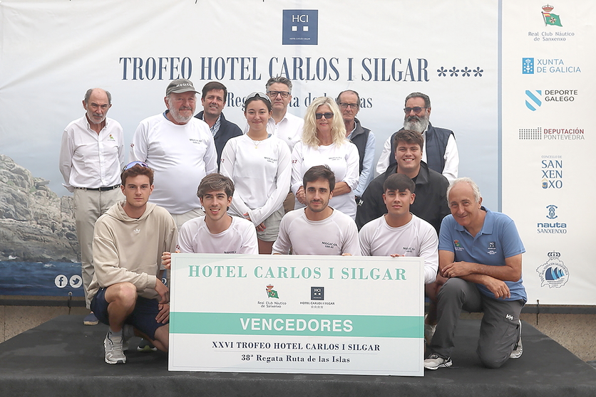 La tripulación del "Magical": El equipo detrás de la victoria, celebrando su dominio en la Clase Regata.