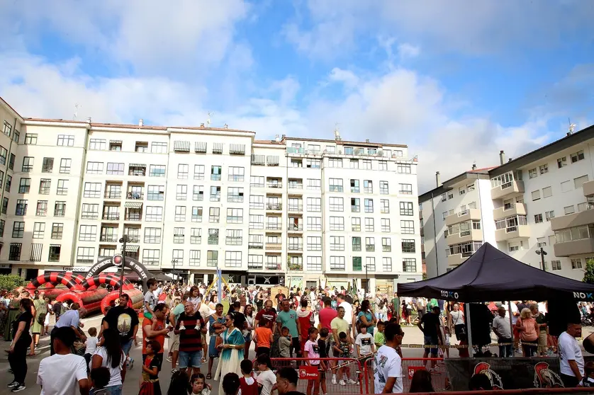 Un mar de gente en Porrigalia: La energía y el ambiente familiar invadieron las calles, con miles de asistentes disfrutando de cada actividad y espectáculo.
