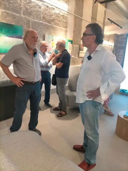 El artista Paco Santomé durante la inauguración de 'Sabor a Salitre', su exposición en la clínica Dentalnova.