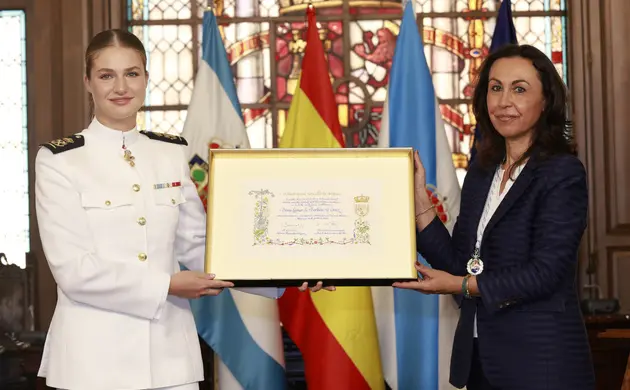 Su Alteza Real la Princesa de Asturias recibe el pergamino del título de "Hija Adoptiva de Marín” de manos de su alcaldesa. © CASA de S.M. EL REY.