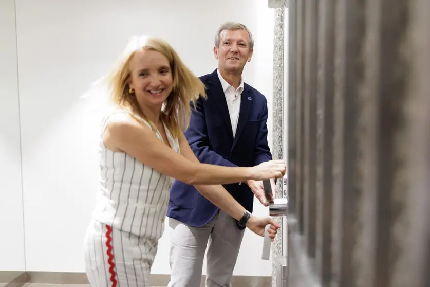 El presidente de la Xunta de Galicia asiste a la inauguración de la nueva sede territorial de la entidad bancaria en Santiago de Compostela.