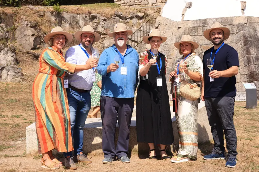 Luis y Alejandro Paadín, organizadores de "100 vinos, 100 libros", brindan por el éxito de un evento que unió literatura y vino gallego en Vilaboa.