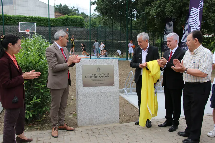 Inauguración de la Rua Dr. Francisco Rodrigues de Araújo: Las autoridades descubren la placa de la nueva calle, un homenaje a una figura clave.
