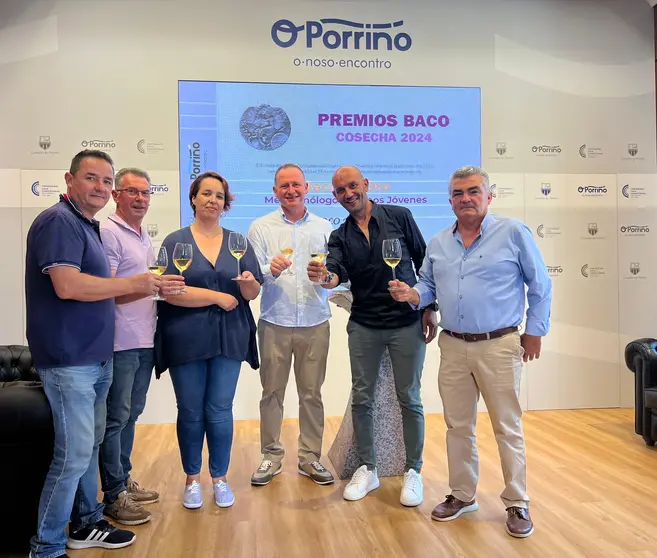 O alcalde do Porriño, Alejandro Lorenzo, xunto a Pablo Estévez e outras autoridades, na Casa Consistorial.