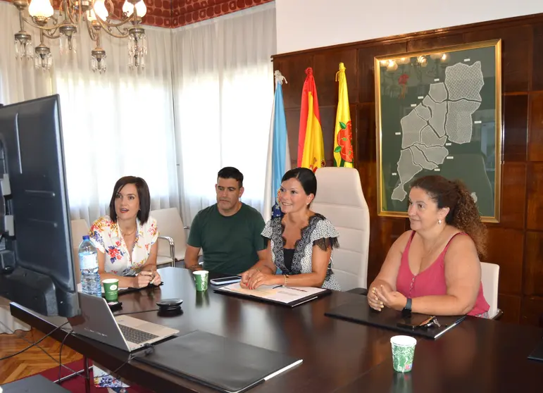 A alcaldesa de Mos, Nidia Arévalo, xunto aos concelleiros Julia Loureiro e Leo Costas, durante a videoconferencia co alcalde de Pezinok.