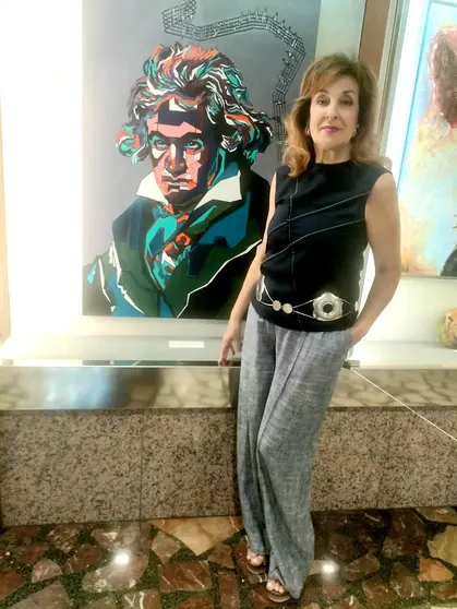 La pintora leonesa Menchú Abril, participante en la exposición #artVIGO.