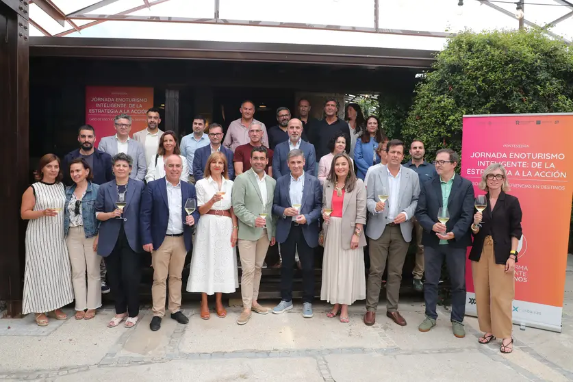 El presidente de la Deputación de Pontevedra, Luis López, junto a la diputada de Turismo, Nava Castro, y la directora de Turismo, Romina Fernández, con organizadores y asistentes al Encontro Nacional sobre Enoturismo en Ribadumia.