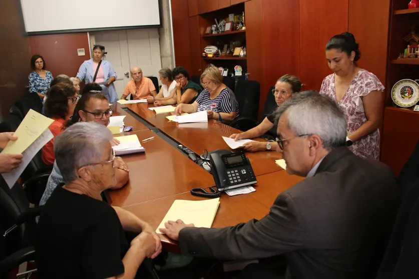 O presidente da Câmara Municipal de Arcos de Valdevez, ladeado por algumas das 12 famílias beneficiadas pelos apoios à recuperação habitacional.