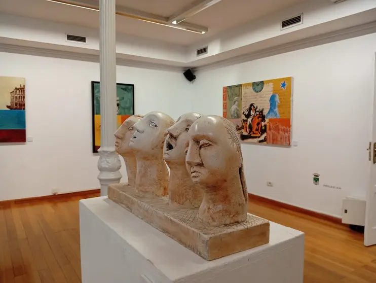 Una vista general de la exposición del colectivo BACABÚ en el Museo Ramón Aller de Lalín, que podrá visitarse hasta el 24 de julio.