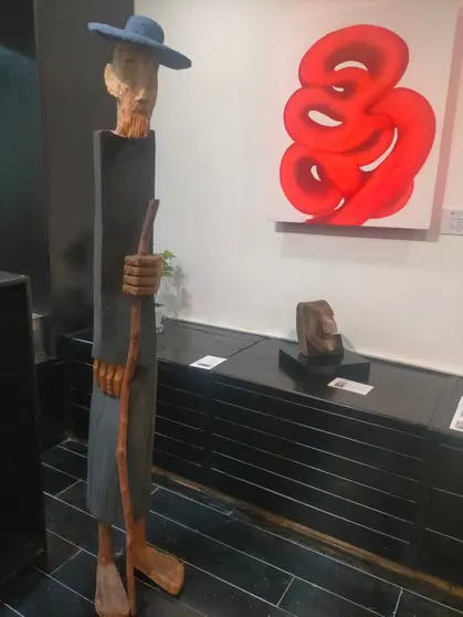 Detalle de la obra de Tino Canicouba, donde la madera cobra vida en las Galerías Durán.