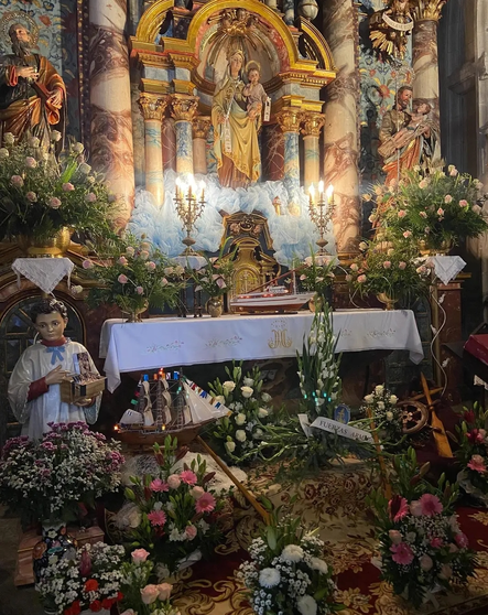 El impresionante retablo de la Virgen del Carmen en la excolegiata de Cangas, epicentro de la devoción marinera del pueblo.