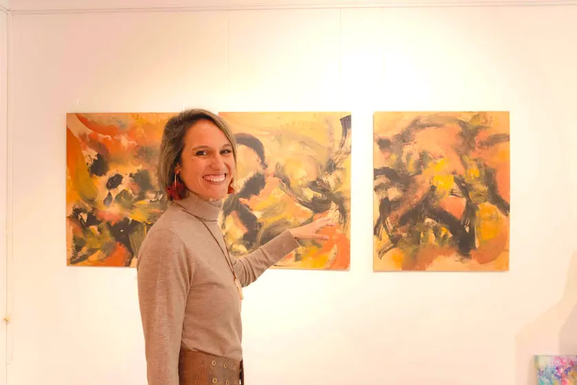 Pilar Franco ante una de las obras de "Miradas Emergentes", su nueva exposición en Sanxenxo que invita a la introspección y la conexión con el mar.