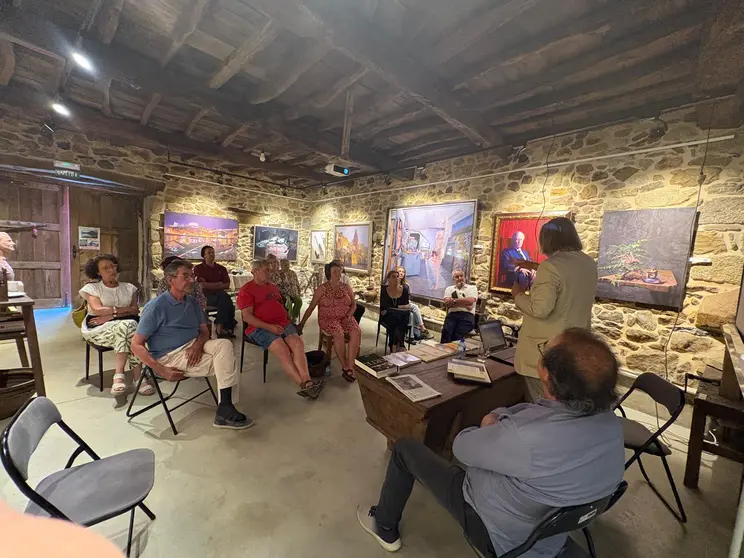 El catedrático Ilia Galán comparte sus conocimientos sobre estética y teoría del arte con los asistentes en la Casa Museo Genia Trigo de Gundivos (Sober).