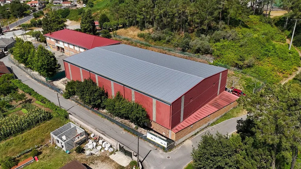 El pavillón deportivo do CEIP de Randufe en Tui luce xa a súa nova cuberta, froito do investimento para mellorar as instalacións municipais.