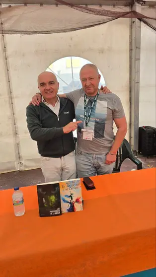 Ángel Varela con el director de DL-G, Roberto Ledo, en En Camiño, Miño, A Coruña.