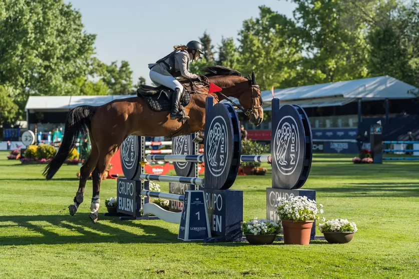 Un caballo y su jinete en plena acción, superando un obstáculo con elegancia durante el Campeonato Europeo de Saltos FEI 2025 en Casa Novas.