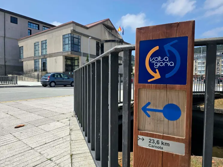 Nueva señalización de la Volta de Gloria en Carnota y Cee. Flechas azules y postes de madera guían ya a los caminantes por este itinerario circular que conecta el Camino de Fisterra-Muxía y el Camino de la Ría de Muros-Noia, consolidándose como una opción turística clave para este verano en Galicia.