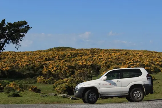 El vehículo del CSIC, en la Serra da Barbanza, listo para la campaña arqueológica que desvelará los secretos del megalitismo gallego.