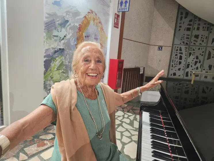 Marita Vázquez de la Cruz al piano, sorprendiendo a los asistentes de #artVIGO con su talento y una actuación espontánea en las Galerías Durán.
