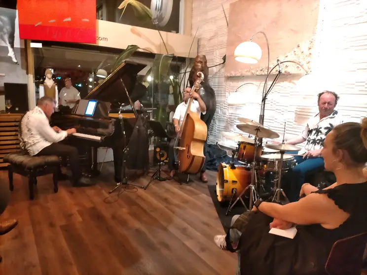 Alfonso Medela Trío en plena actuación, listos para deleitar al público con su jazz en las Galerías Durán, como parte de #artVIGO.