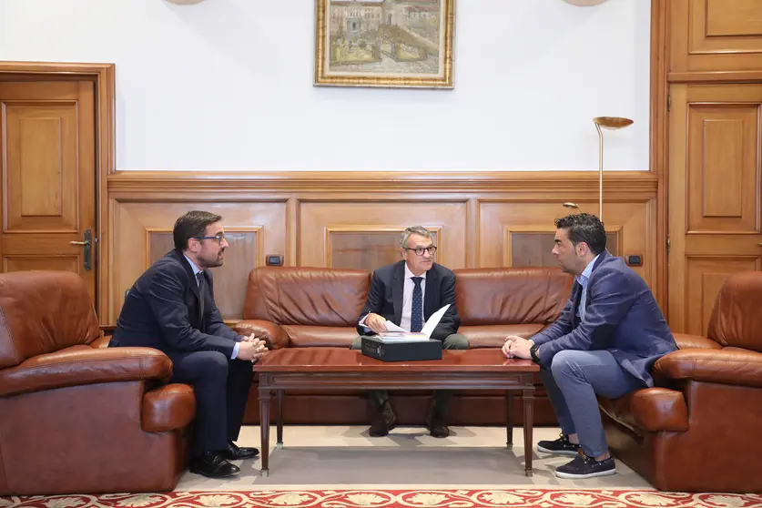 O presidente da Deputación de Pontevedra, Luis López, xunto a membros do Consello de Contas, durante a presentación do congreso que celebrará o 40 aniversario da entidade.