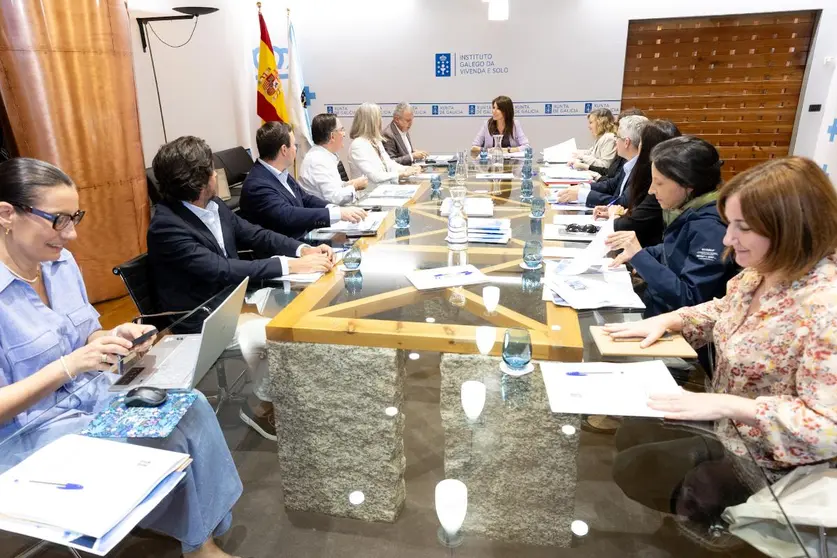 La conselleira de Vivienda e Planificación de Infraestructuras, María Martínez Allegue, junto al secretario general de Vivienda y Urbanismo, Heriberto García Porto, presidió la reunión del Observatorio de la Vivienda de Galicia celebrada hoy.