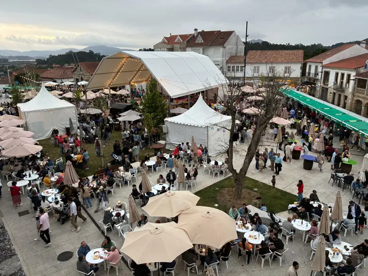 La Praza do Calvario de O Rosal, epicentro de la XXXIII Feira do Viño: Una panorámica que captura la esencia de un evento extraordinario.