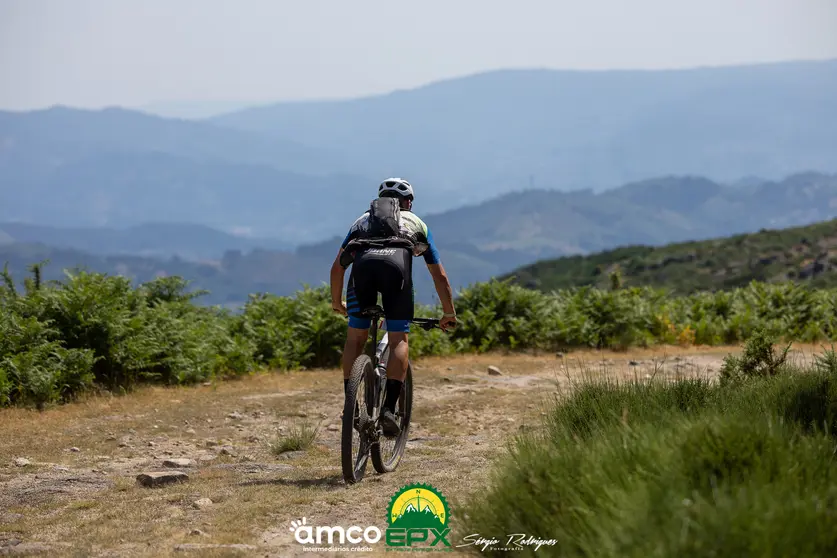 Pedaleando la pasión: Un ciclista en plena acción, superando cada kilómetro.