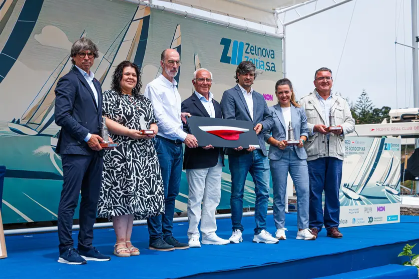 Autoridades del 50º Trofeo Conde de Gondomar posan con los trofeos que reconocerán la excelencia y el esfuerzo en esta edición histórica. CALRA GIRALDO.