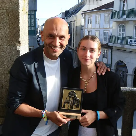 Aroa con el alcalde do Porriño, Alejandro Lorenzo.