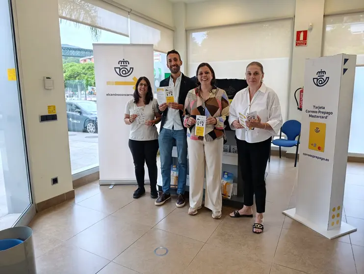 Rita Pérez, concejala de Turismo, Miguel Blanco, jefe de sector de oficinas de Correos, Nuria Freire, directora de la oficina de Correos de Redondela, y Patricia Rodríguez, jefa de equipo.