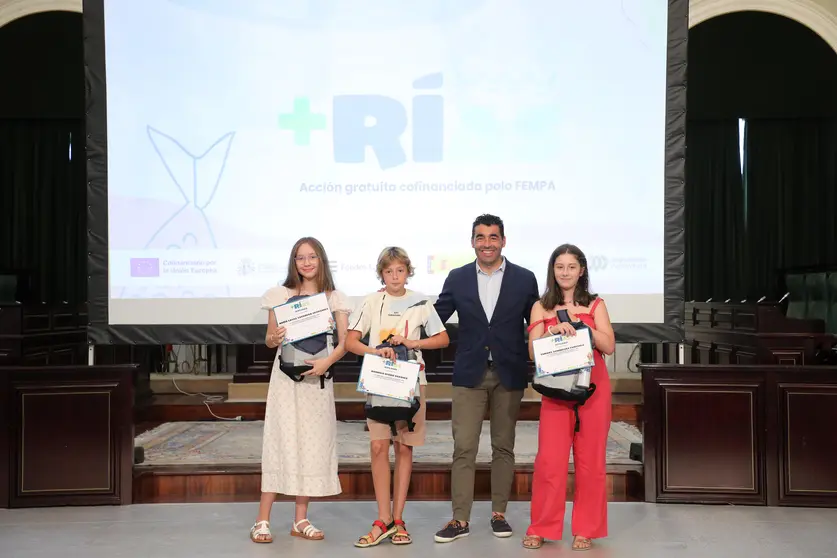 El presidente de la Deputación de Pontevedra, Luis López, junto a los jóvenes premiados del proyecto +Rías, que reconoce su compromiso con la biodiversidad y el medio ambiente de las Rías Baixas.